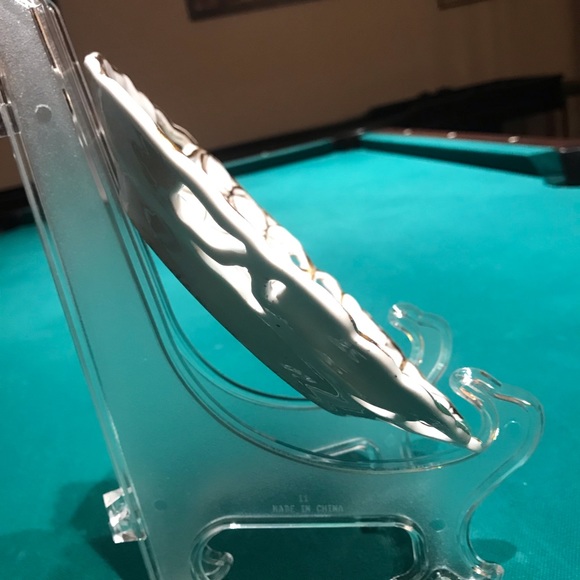 Exquisite China Plate with Flowers, Gold Trim & scalloped-cut out edges - Picture 5 of 7